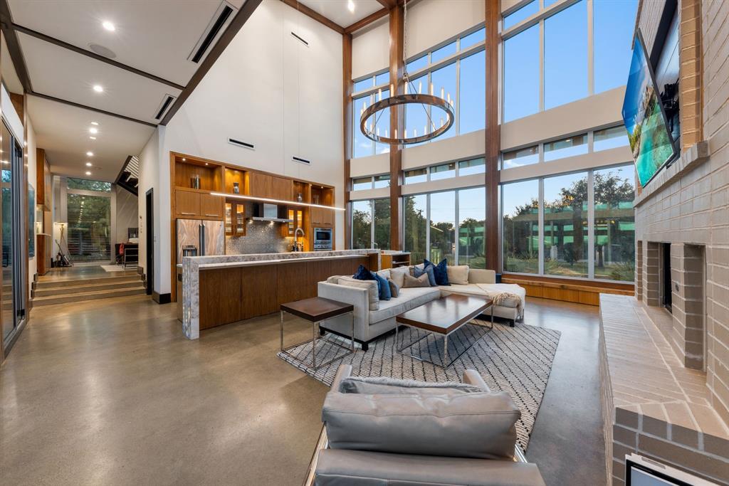 6 Dallas City Bl 6416 - Residential