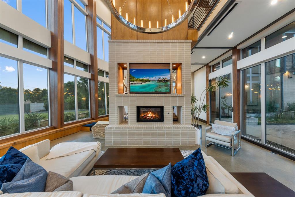 6 Dallas City Bl 6416 - Residential