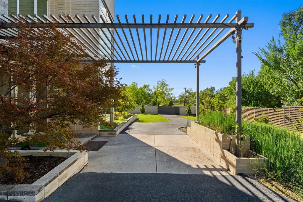 6 Dallas City Bl 6416 - Residential