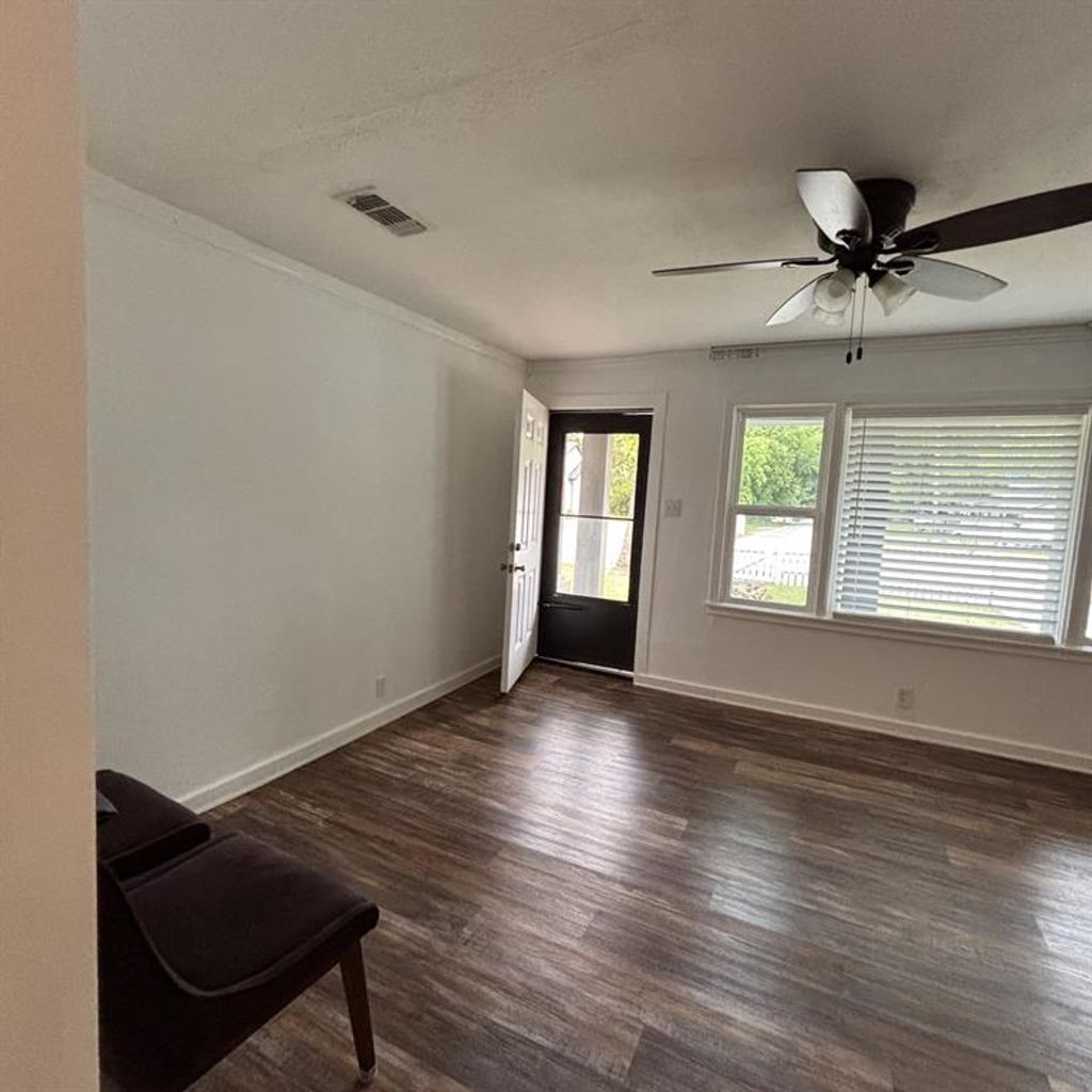 Photo of 1104 Locust Street, Gainesville, TX 76240 (MLS # 21267978)