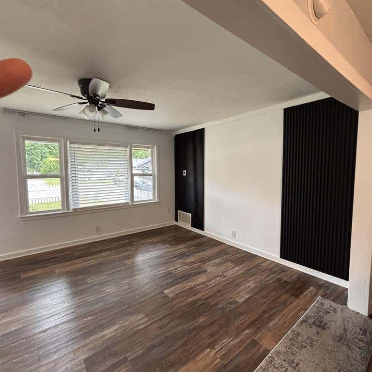 Photo of 1104 Locust Street, Gainesville, TX 76240 (MLS # 21267978)