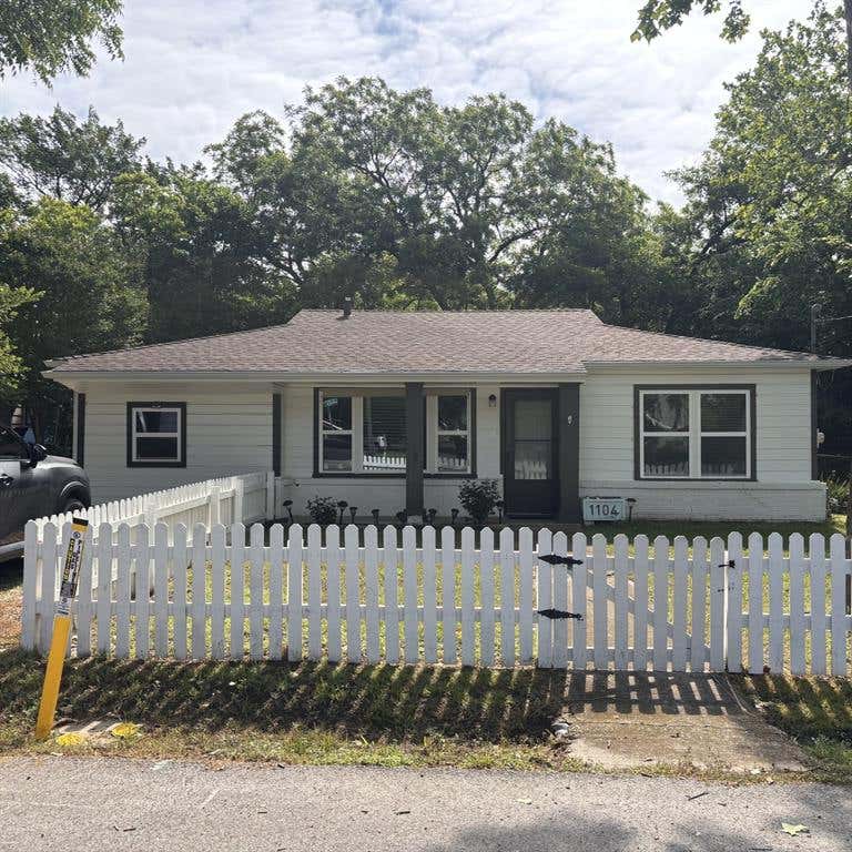 Photo of 1104 Locust Street, Gainesville, TX 76240 (MLS # 21267978)