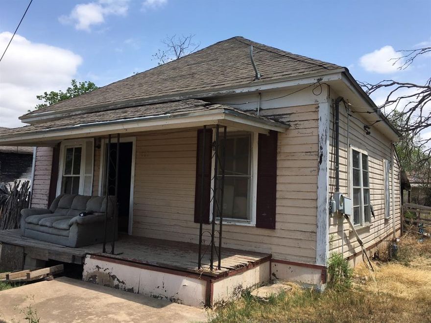 2 bedrooms and 1 bath home with carport and large fence backyard, house need repairs and to be sold AS IS condition. Owner offer lease purchase with 0 down program, $400 monthly payment at 10 years term, $1200 deposit reserve for deed documents attorney fee, $1600 to get in.