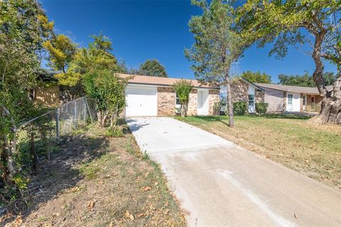 Photo of 2318 May Lane, Grand Prairie, TX 75050 (MLS # 21275197)