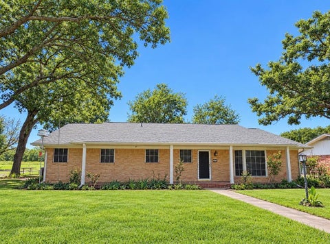Photo of 208 Fairfield Street, Gainesville, TX 76240 (MLS # 21414252)