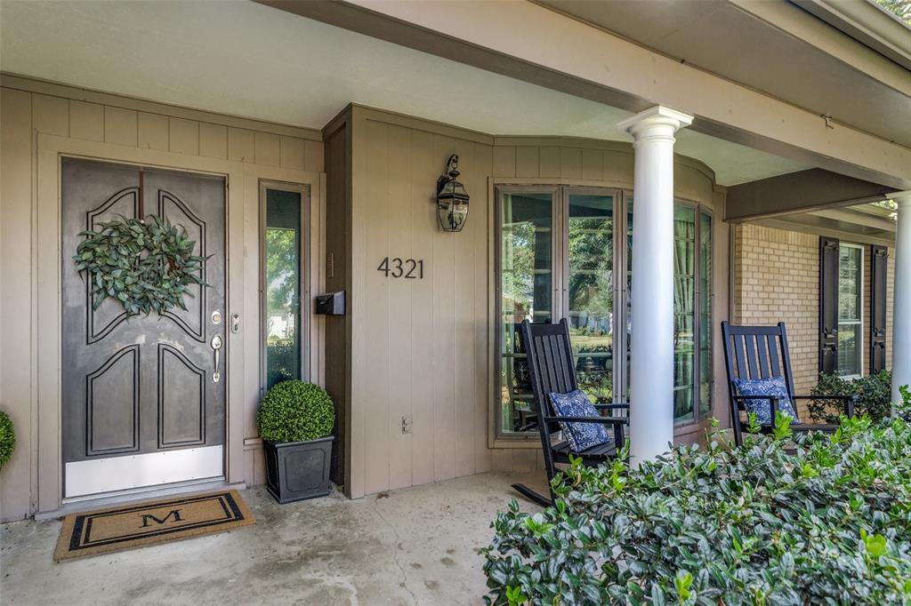 4321 Selkirk Drive W