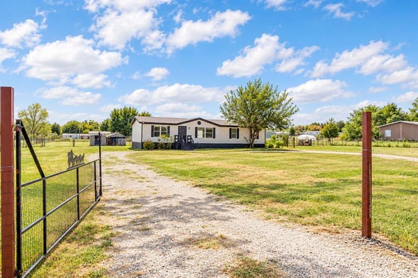134 VALLEY MEADOWS DR, SPRINGTOWN, TX 76082 - Image d311bf7dea8a02eb9ff96cb3011e3bb5/4290645152