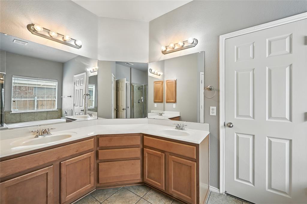 Fort Worth, Texas 76244, United States, 4 Bedrooms Bedrooms, ,4 BathroomsBathrooms,Residential,Active,201960