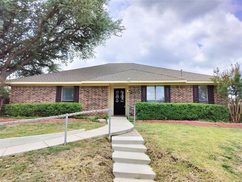 Photo of 2110 Teton, Carrollton, TX 75006 (MLS # 21082791)