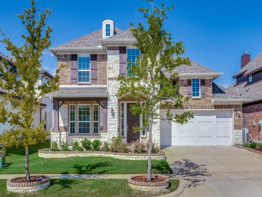 Great Location off Custer and minutes from 121, Shopping Restaurants, great Frisco Schools. Master plus 1 bedroom down and 2 bedrooms up. Wood floors in the entry , foyer, living and dining and kitchen. Covered patio. Full house water filter and softener and Reverse Osmosis filter in kitchen to be maintained by the tenants. The pictures in the listing were taken previously.