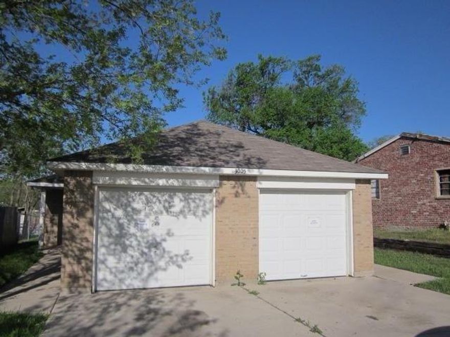 Great 3 bedroom, 2 bath duplex in the heart of Fort Worth with easy access to the stockyards and downtown.  The tile installed throughout is aesthetically pleasing and easy to maintain. A well equipped kitchen offers sleek stainless appliances, ample counter space and storage. The interior has been freshly painted and two inch blinds are installed on all windows. 1 car garage provides secure parking and extra storage. The fully fenced backyard adds privacy and is great for outdoor activities or relaxation. Owner will consider 2 non aggressive dogs on a case by case basis with strong application and additional deposit.