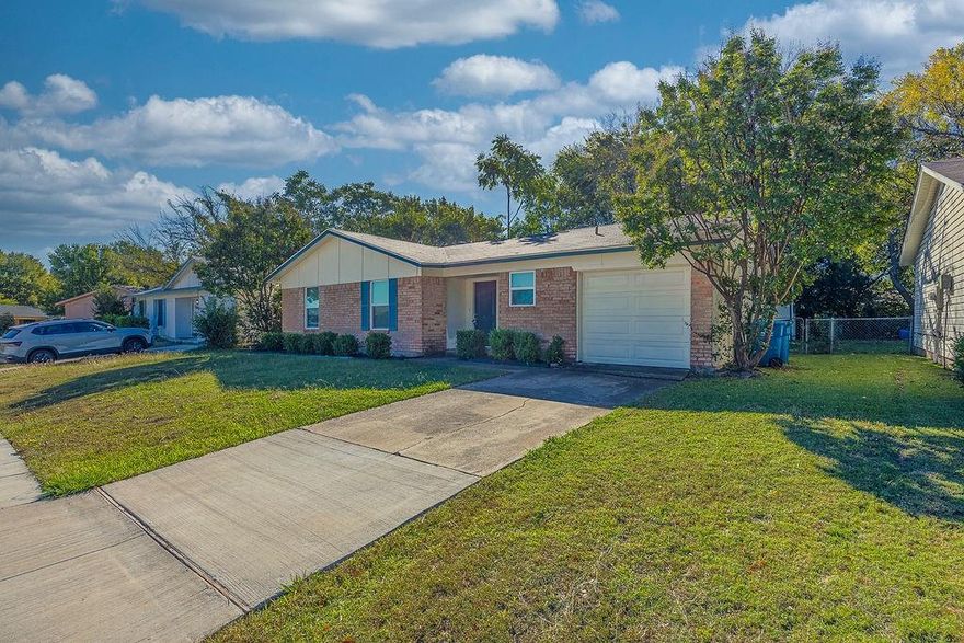 Welcome to Comfort & Charm in Rowlett – Listed at Just $227,000!
Step into effortless living at 3102 Patricia Lane, a beautifully maintained 3-bedroom home nestled in the heart of Lakeland Heights. This inviting residence combines affordability with modern comfort—perfect for first-time buyers or those looking to right-size without compromise.
You’ll love the lux vinyl flooring, refreshed kitchen countertops, and stylish neutral tones that make it easy to move right in. With a spacious backyard, there’s room to garden, play, or unwind under the Texas sky.
Situated just minutes from Lake Ray Hubbard, and choice of school in Garland ISD schools, and major commuting routes (PGBT & I-30), this location offers. Schedule your private tour today and imagine the possibilities at 3102 Patricia Lane.