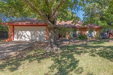 712 Springwood Drive Hurst TX 76054