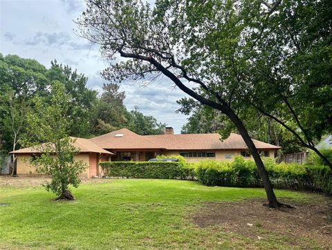 Photo of 4422 Wildwood Road, Dallas, TX 75209 (MLS # 21258196)