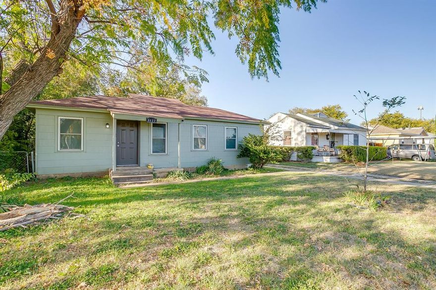 Attention Investors! This is a great end of year opportunity if you are looking to add a turn-key property to your portfolio, this is it! This very nicely redone 3 bedroom, 1 bathroom home is the perfect investment property with replaced HVAC, water heater, plumbing and electrical. Located in the growing city of River Oaks, this charming 1940s Craftsman Bungalow includes features like real hardwood flooring, stainless steel appliances, newly painted interior and exterior, and replaced light fixtures too! Located in the heart of the desirable River District area with many amenities nearby for shopping, entertainment and dining. Not to forget how convenient it is near to the Stockyards, Cultural District, Downtown Fort Worth, the Trinity Trails and Airfield Falls! Close for commuters to NASJRB, Lockheed, I-30 and 183.