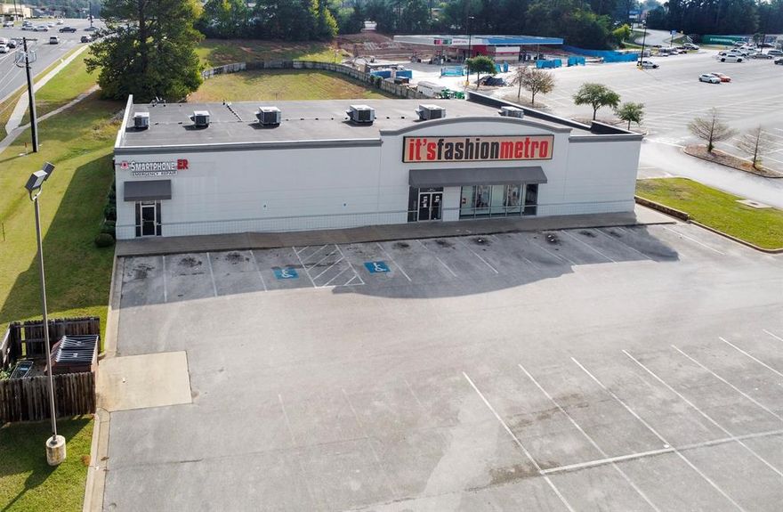 • Walmart Outparcel. 
• Building Size: 11,049 SF. 
• Lot Size: 1.11 Acres. 
• Parking Spaces: 51. 
• Zoning: C-2. 
• Year Built: 2008. 
• Traffic Counts: 59,364 VPD (TxDOT 2024). 
• Occupancy: 879 SF Leased month-to-month. 
• Vacancy: 10,179 SF.