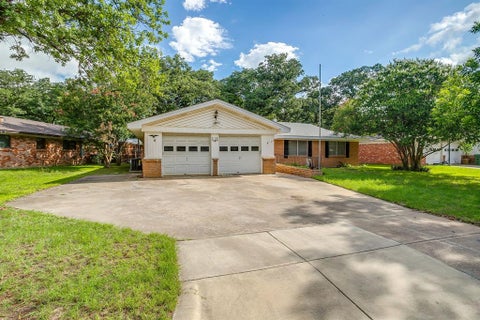 Photo of 616 Post Oak Drive, Hurst, TX 76053 (MLS # 21298915)