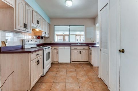 Tiny photo for 2805 Barrington Place, Arlington, TX 76014 (MLS # 21199900)