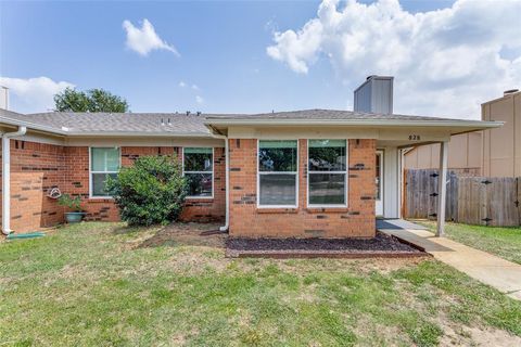 Photo of 828 Woodland Court, Kennedale, TX 76060 (MLS # 21314945)