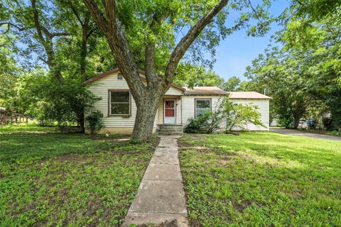 Photo of 414 S Broadway Street, Bells, TX 75414 (MLS # 21350299)
