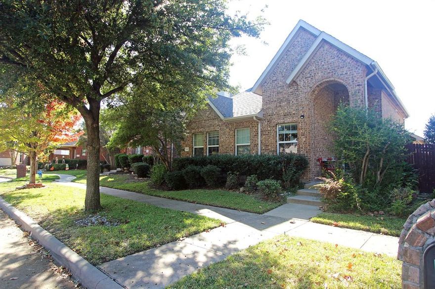 GREAT opportunity to live in this cozy open floor plan house!!! 3 bedrooms, 2 cars garage, covered patio and more... FRISCO ISD schools! Large size kitchen opens into the family room and offers Granite Countertops, stainless steel appliances, plenty of cabinets, GAS Range. Spacious bedrooms. Most wanted split bedroom floor plan. Living and dining room has hard wood floor, lovely light fixtures while enjoying the well-kept community with park, playground and pool. BEST Location! Close to Preston Rd, 121 highway. Shopping Centers, Stonebriar Mall, Lots of Restaurants.