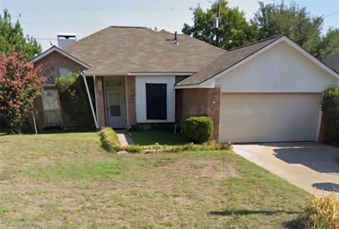 Photo of 670 Honeysuckle Lane, Cedar Hill, TX 75104 (MLS # 21173493)