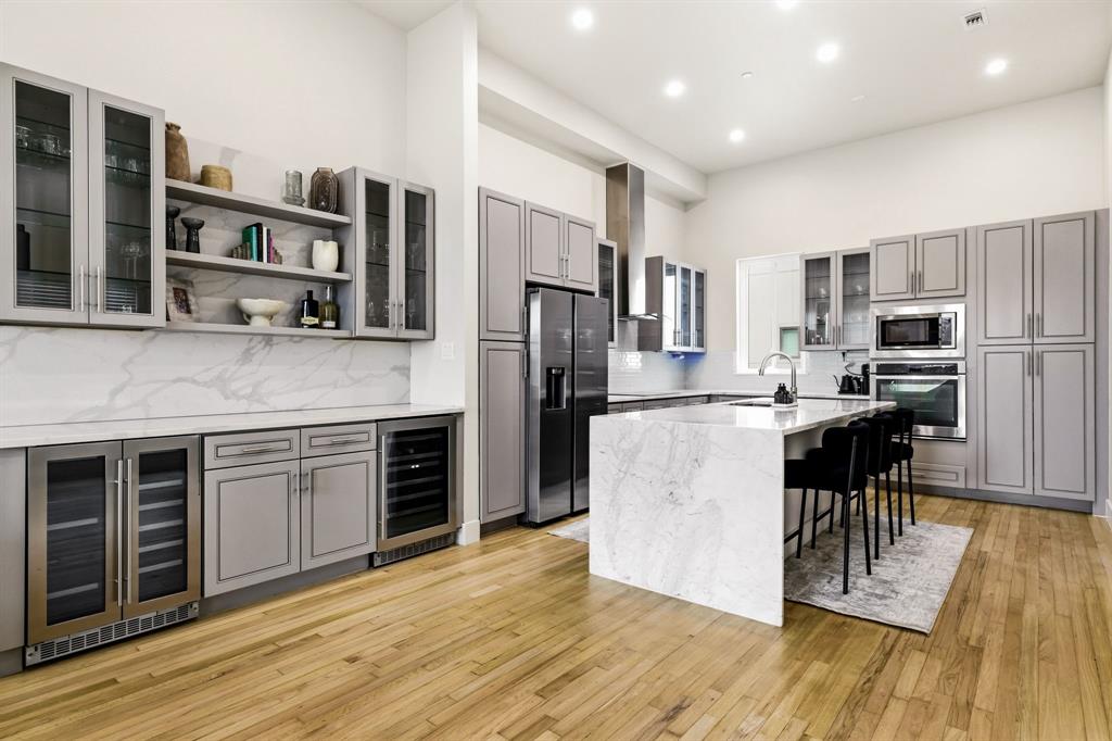 3816 ROSELAND CONDOMINIUM - Residential