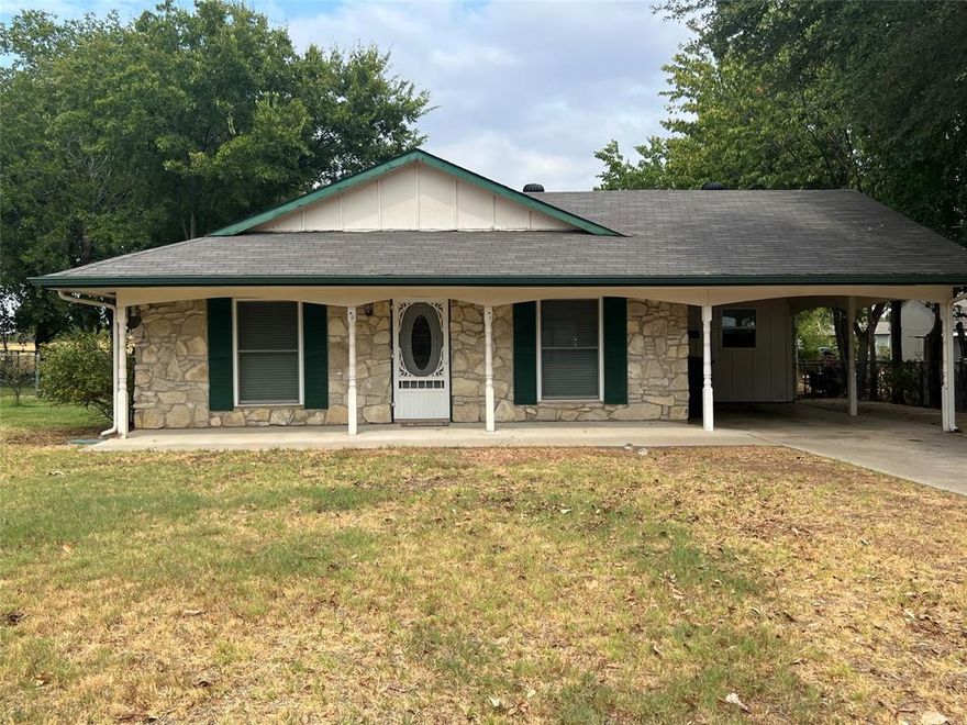 This charming 3 bedroom 1.5 bath home offers an inviting front porch and a cozy screened in porch on the back.  This home is located in walking distance of the square!  This charmer won't last long,  comes with refrigerator, stove, dishwasher and washer and dryer.  Call today to schedule your viewing.