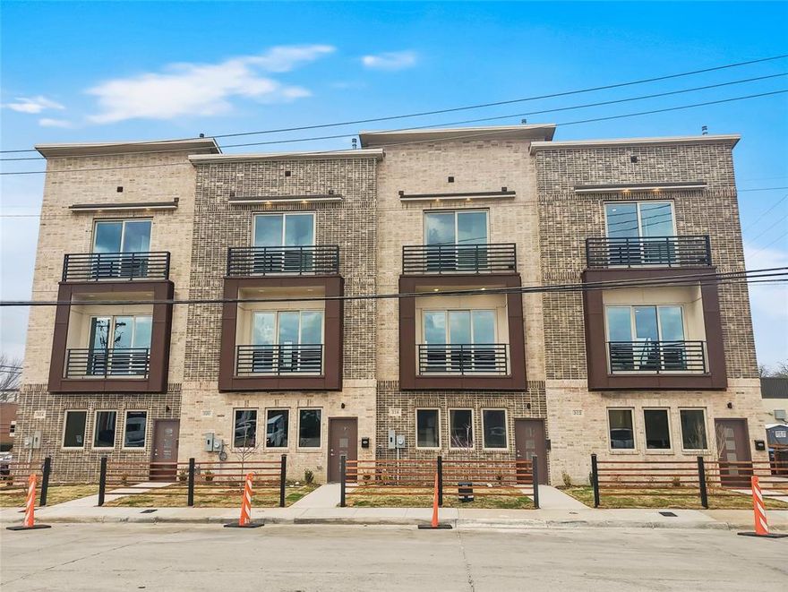 Luxury 2 Bedroom, 2.5 Bathrooms Furnished Townhouse. The open floor plan has a good size living room with high ceilings, recessed lighting, ceiling fan & a small exterior balcony. The galley style kitchen features stainless steel appliances for the refrigerator, electric stove, oven range, microwave & dishwasher, also there is a half bath on the on the 2nd level for convenience. The 2 Bedrooms are located on the 2nd floor & has high ceilings, plenty of natural sunlight from the windows & each has its own private bathroom. The laundry closet is located on the 2nd floor & is equipped with a full washer & dryer.

This property just blocks away from the thriving Magnolia & Main St. areas with plenty of dining, shopping & much more!

Note:
Pet-friendly: Maximum of 2 pets (small dogs only, cats are welcome).

Excludes
NO SMOKING ALLOWED IN HOME or Property site! No aggressive dog breeds.


This property is waiting just for you!

Lease Term less than 12 months, Required Lease expiration date 5-31-26.