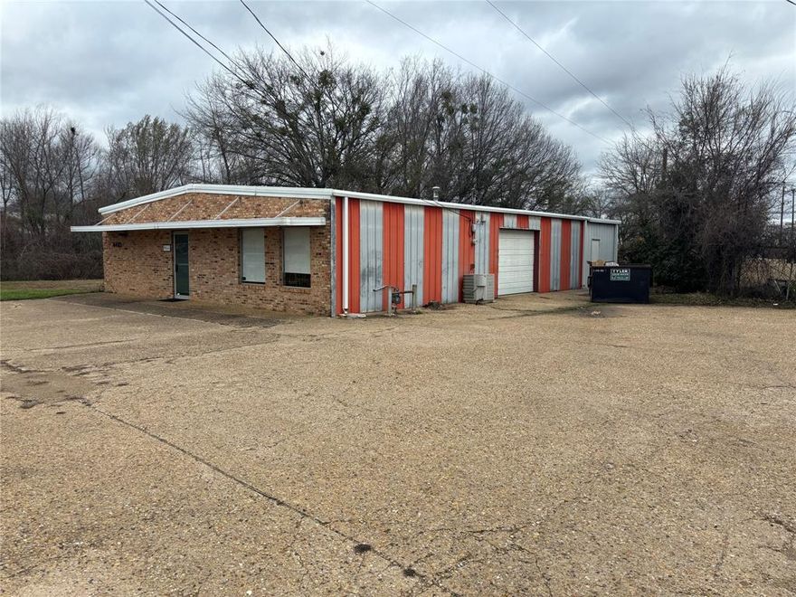 FOR LEASE $1,500 per month + NNN. Office & warehouse for lease in Candy Park. Open floor plan with a small office area built out along with a bathroom and kitchenette. Majority of the building is climate controlled. 
Highlights: 
• 10' Eave Height. 
• (1) 8' x 10' OH grade level door.  
• (1) Office. 
• (1) Bathroom.  
• Kitchenette.