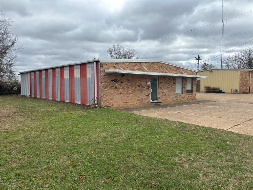 CANDY PARK - Commercial Lease