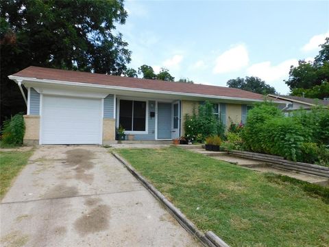 Photo of 409 W Vista Drive, Garland, TX 75041 (MLS # 21223563)