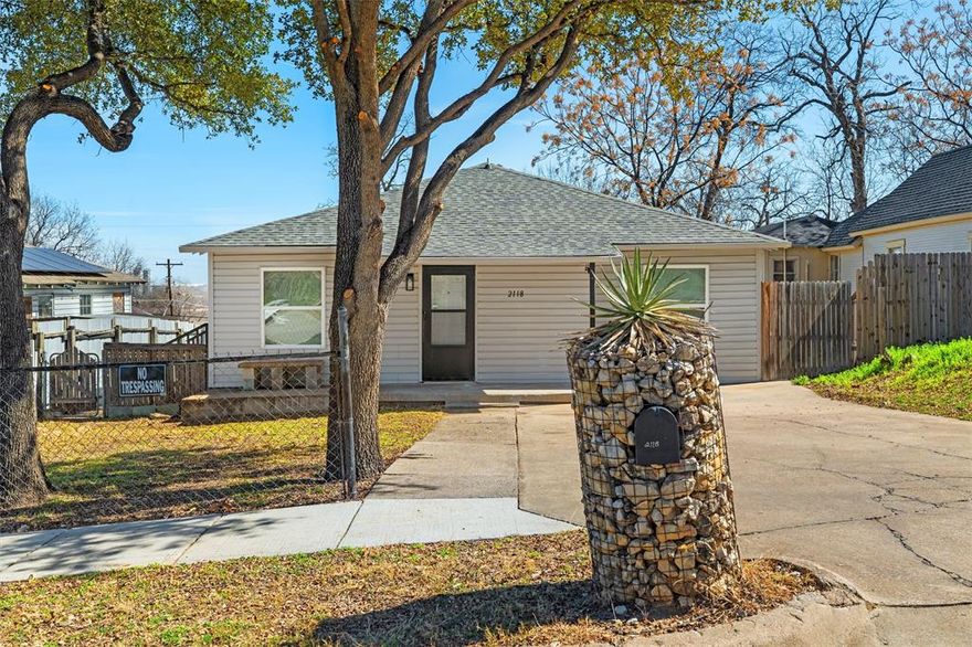 Located in the heart of Fort Worth, this 3-bedroom, 2-bathroom home offers plenty of space and charm. Located just minutes from schools, parks and the Stockyards Cultural District. This home provides easy access to dining, entertainment, and shopping. Come out and have a look.