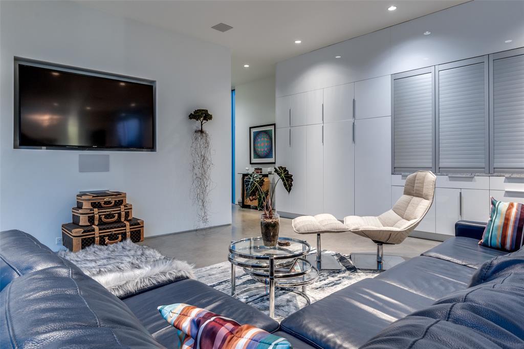 2300 N Carroll Avenue