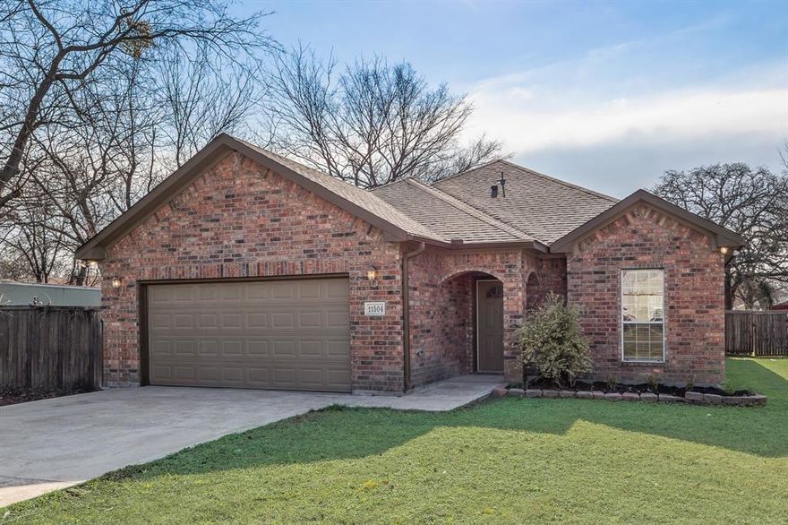 LOCATION LOCATION LOCATION!!!! This 3 bedroom 2 bath house is MOVE IN READY and conveniently located 1 min from I635. Less than 20 minutes to down town Dallas!! This is a true MUST SEE property with large fenced back yard for all your pets, open floor plan with custom cabinets and BRAND NEW carpet and pad!!!! SET UP A SHOWING TODAY!!!



Buyer's to verify schools, room measurements, and square footage.