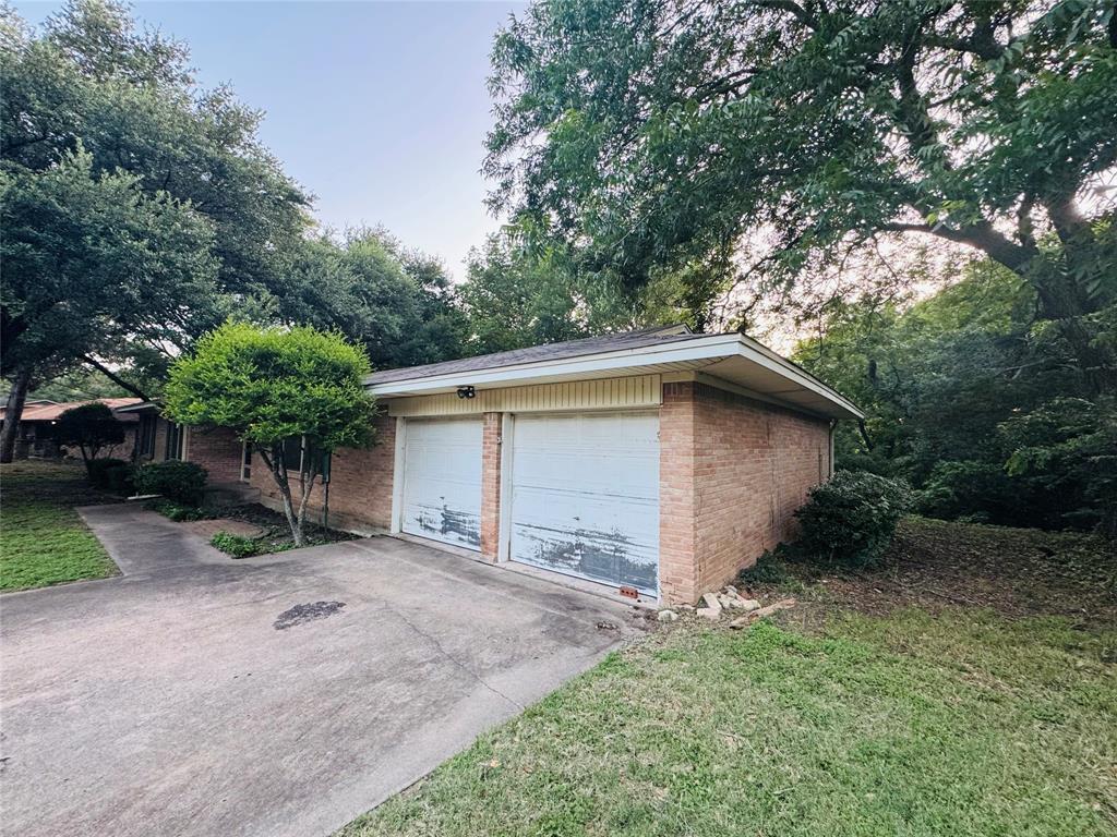 2412 Oak Cliff Drive