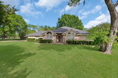 Photo of 422 Shadowwood Trail, Ovilla, TX 75154 (MLS # 21233050)