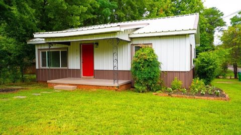 Photo of 401 W Carolina Street, Palestine, TX 75803 (MLS # 21311980)