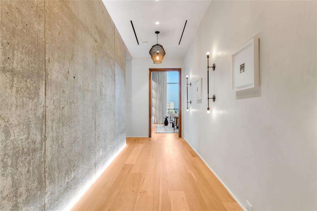 2430 Victory Park Lane 3204