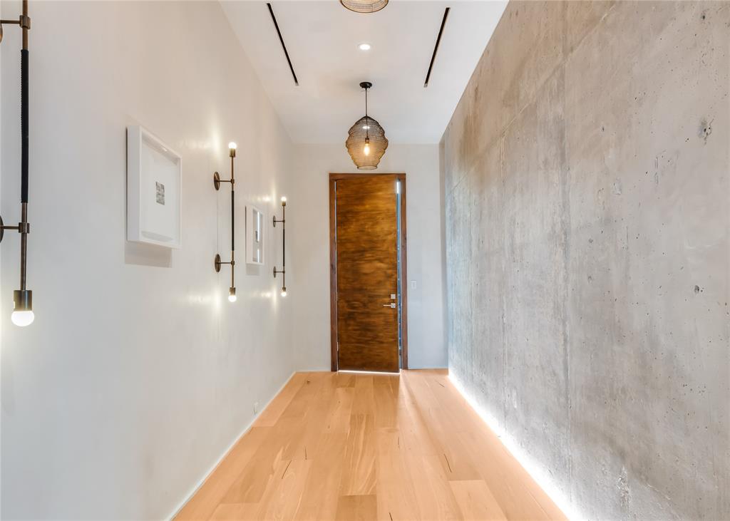 2430 Victory Park Lane 3204