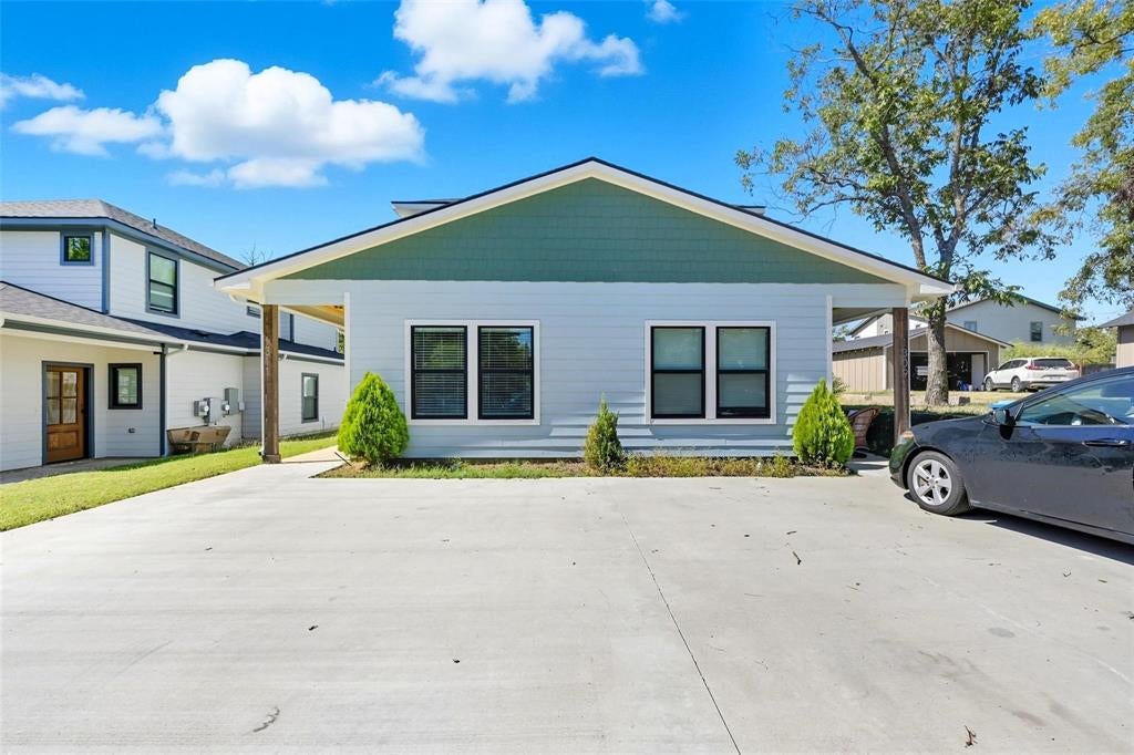 Photo of 1309 S 5th Avenue, Denison, TX 75021 (MLS # 21375146)