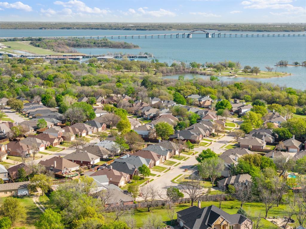 814 Lake Bluff Drive
