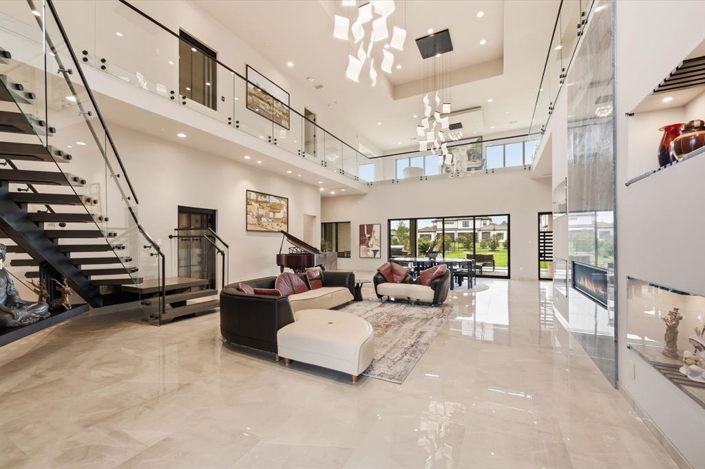 712 Crescent Heights