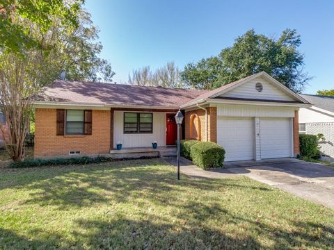 Photo of 11707 Rogue Way, Dallas, TX 75218 (MLS # 21129068)