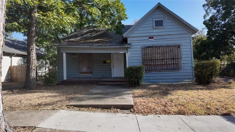 Photo of 1102 E Terrell Avenue, Fort Worth, TX 76104 (MLS # 21387843)