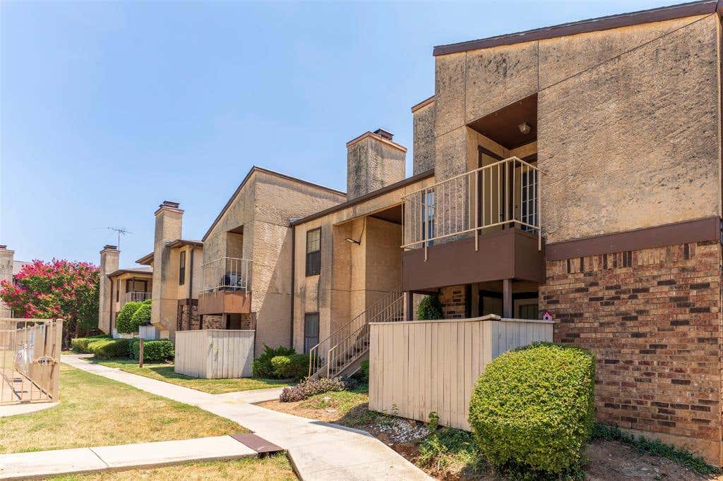 Photo of 1745 Crest Grove Drive, Arlington, TX 76012 (MLS # 21349866)