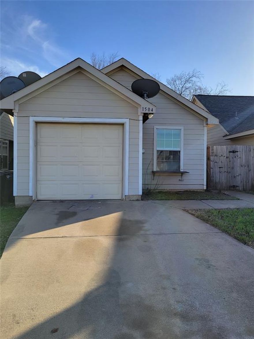 This warm and cozy home offers 3Bed, 2Bath, 1Garage. Sellers have upgraded the flooring and put new vinyl flooring. Perfect home for a first time home buyer at a price to sell.