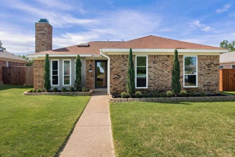 Photo of 2720 Oak Trail, Carrollton, TX 75007 (MLS # 21221967)