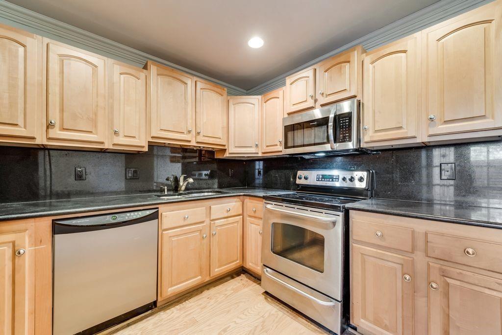 5226 Fleetwood oaks Avenue 115