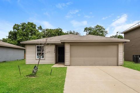 1304 N Brazos Avenue Cleburne TX 76031